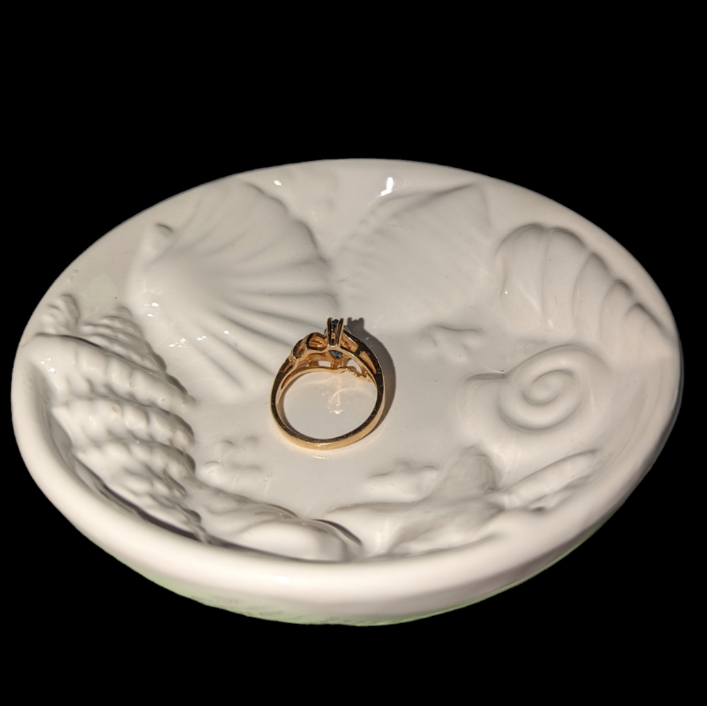 Beachcombers 4" trinket dish- raised seashells and coral
